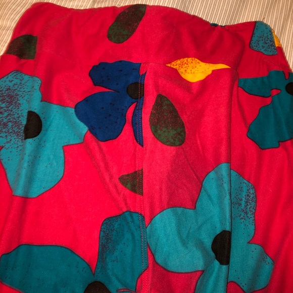 LulaRoe red floral leggings - Picture 8 of 8